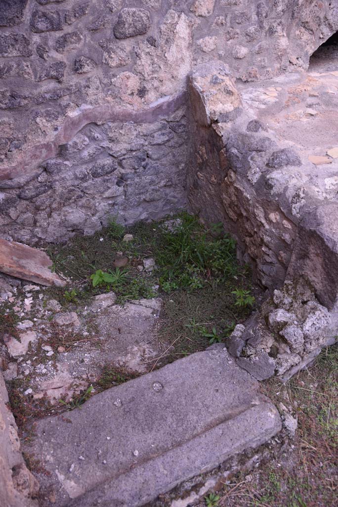 I.4.25/I.4.5 Pompeii. October 2019. Kitchen 42, detail of doorway threshold. 
Foto Tobias Busen, ERC Grant 681269 DCOR.
