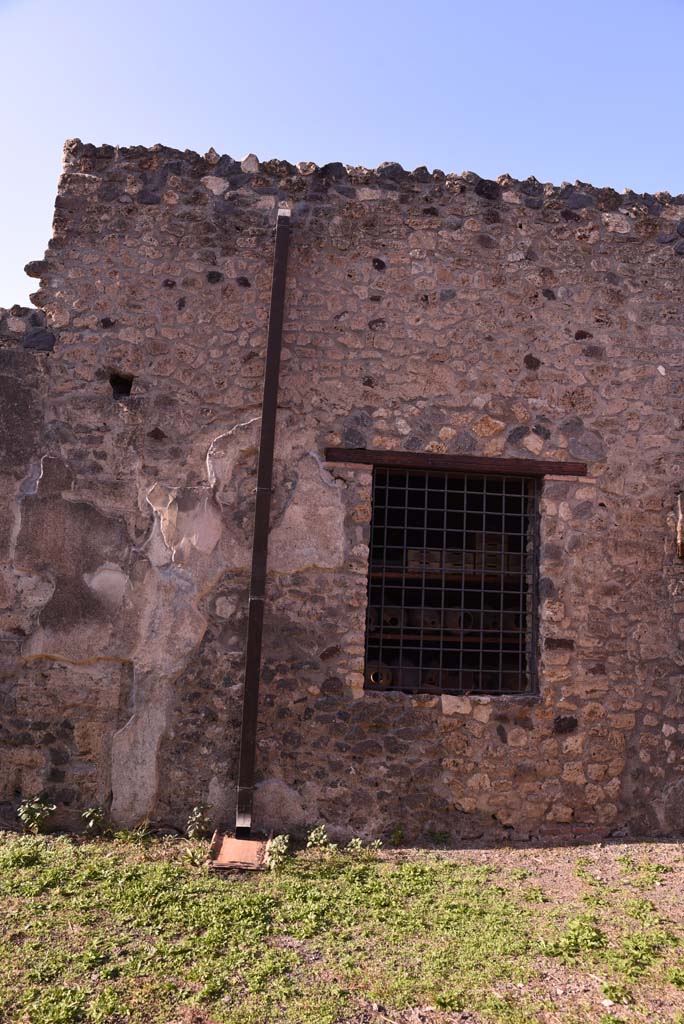 I.4.25 Pompeii. October 2019. 
North wall of north portico of upper peristyle 56, detail from east end, with window to room 55.
Foto Tobias Busen, ERC Grant 681269 DÉCOR
