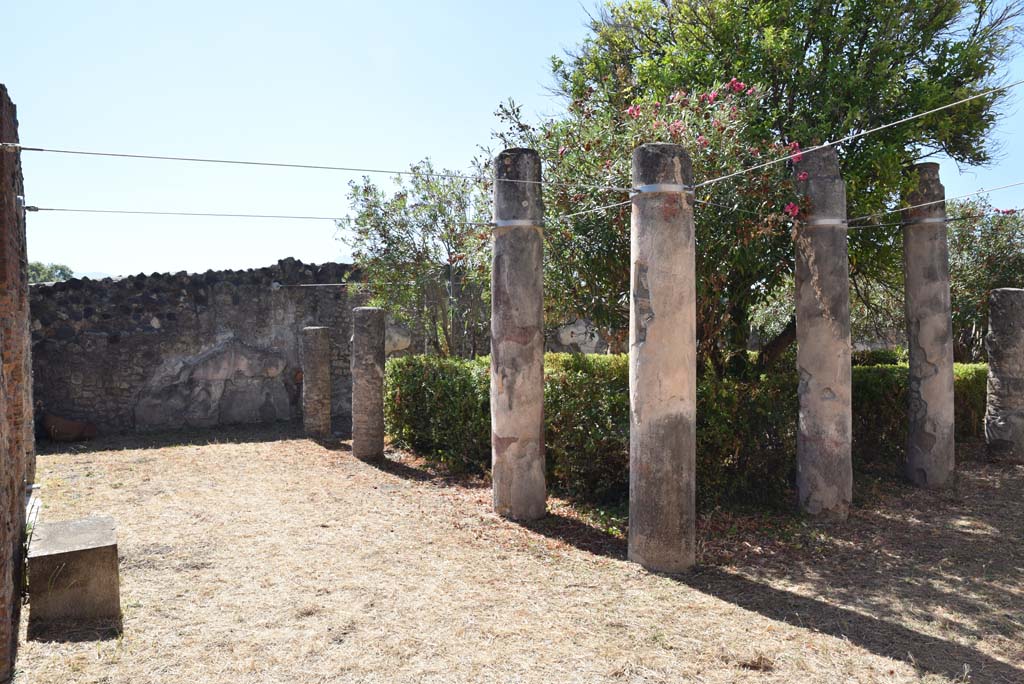 I.4.25 Pompeii. September 2020. Upper Peristyle 56, Looking south along east portico.
Foto Tobias Busen, ERC Grant 681269 DÉCOR
