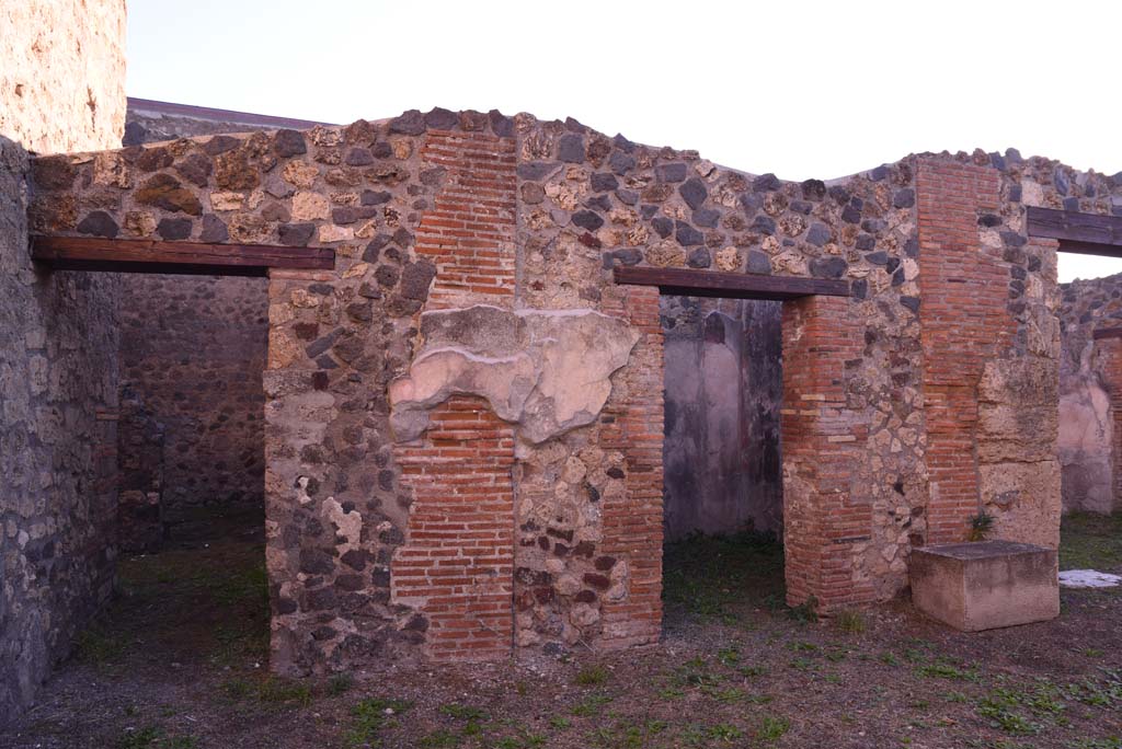 I.4.25 Pompeii. October 2019. Upper peristyle 56, east end, with doorway to room 61, on left.
Foto Tobias Busen, ERC Grant 681269 DCOR

