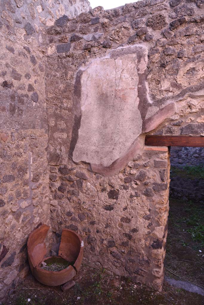 I.4.25 Pompeii. October 2019. 
Room 63, south-east corner and south wall with doorway into room 64.
Foto Tobias Busen, ERC Grant 681269 DCOR.
