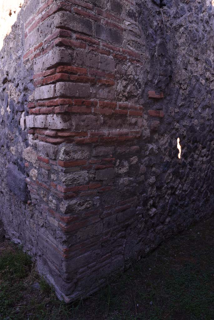 I.4.25 Pompeii. October 2019. Room 64, detail from south end of west wall of corridor.
Foto Tobias Busen, ERC Grant 681269 DCOR.
