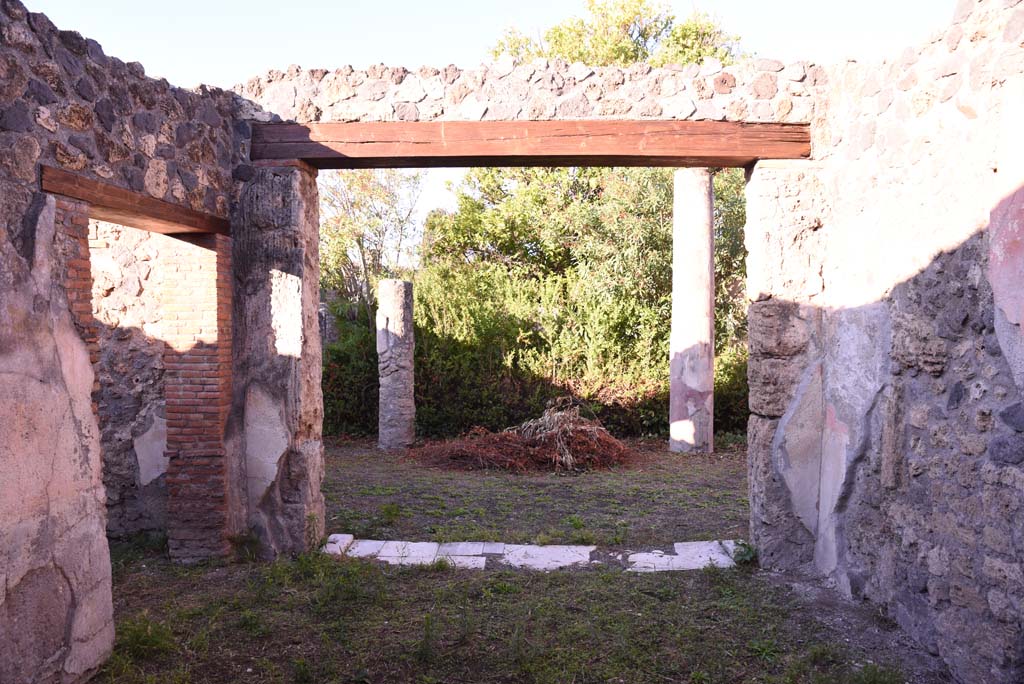 I.4.25 Pompeii. October 2019. Room 58, looking west towards entrance doorway of large room, onto east portico. 
Foto Tobias Busen, ERC Grant 681269 DÉCOR.

