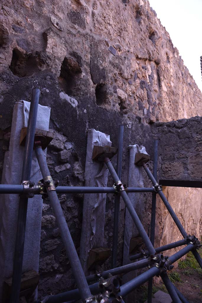 I.4.28 Pompeii. October 2019. Room 65, looking north along west wall towards doorway to room 26.
Foto Tobias Busen, ERC Grant 681269 DCOR.

