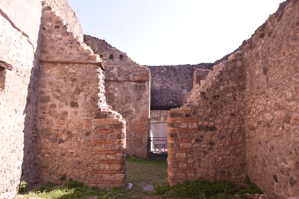 I.4.28 Pompeii. October 2019. Room 27, looking south into room 26.
Foto Tobias Busen, ERC Grant 681269 DCOR.
