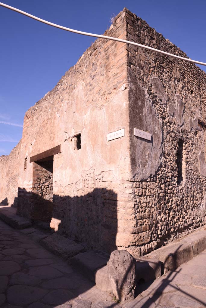 I.4.28 Pompeii. October 2019. 
Looking west towards entrance doorway from junction with Vicolo del Citarista, on right.
Foto Tobias Busen, ERC Grant 681269 DCOR.
