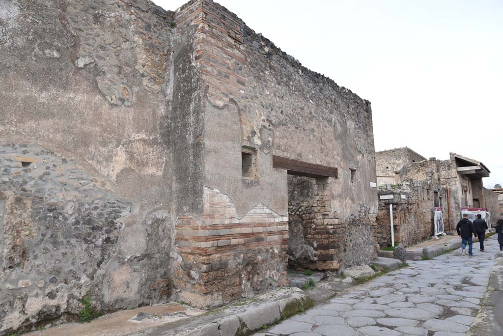 I.4.28 Pompeii. March 2018. Looking north-east towards entrance doorway, centre right, followed by junction into Vicolo del Citarista. 
Foto Tobias Busen, ERC Grant 681269 DCOR.
