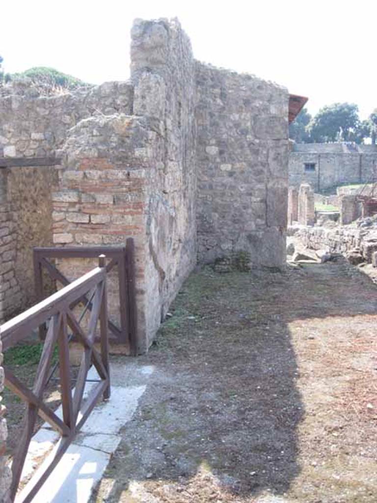 I.5.2 Pompeii. September 2010. From entrance looking down Vicolo del Conciapelle showing portico wall of I.5.1. Looking west towards Via Stabiana
Photo courtesy of Drew Baker.
