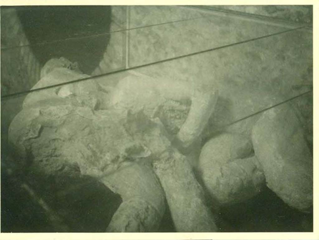 I.6.2 Pompeii. 1940. Plaster cast of two victims found in the garden area in 1914. Photo courtesy of Rick Bauer.
