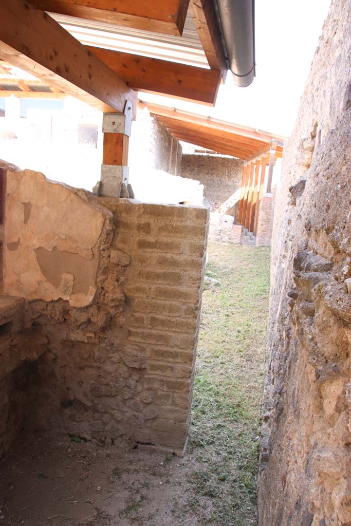 I.6.2/16 Pompeii. September 2019. Looking east along south side of garden area from caldarium.
Photo courtesy of Klaus Heese.
