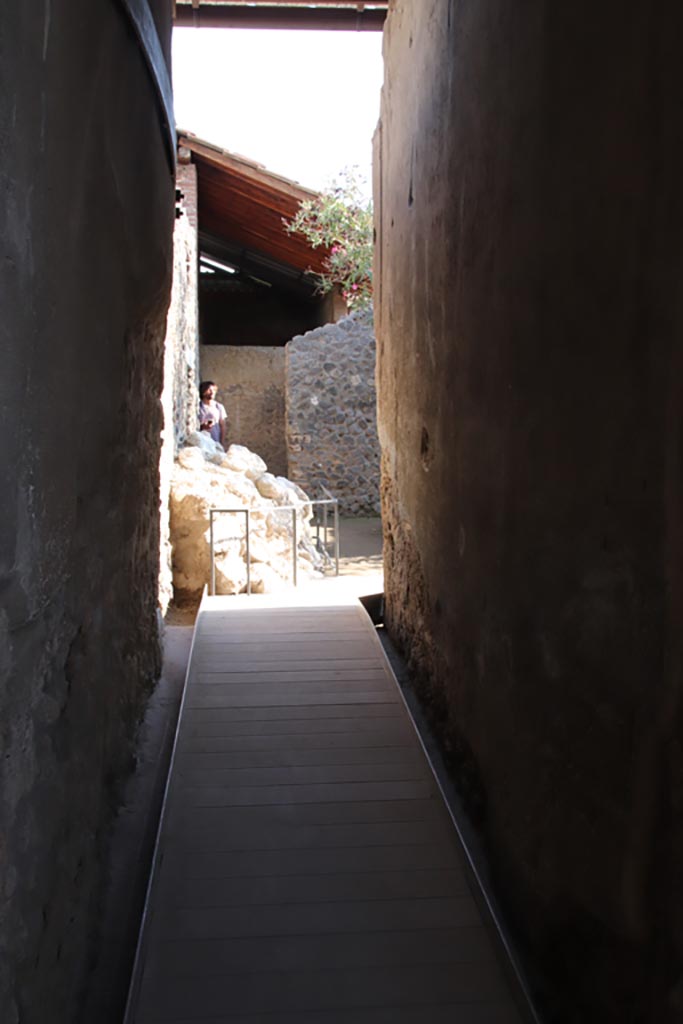 I.6.4 Pompeii. October 2022. Corridor 7, looking south. Photo courtesy of Klaus Heese. 