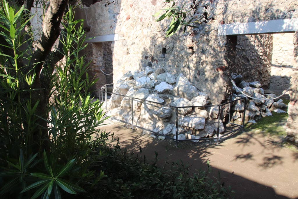 I.6.4 Pompeii. October 2022. Room 9, looking east across garden area. Photo courtesy of Klaus Heese. 