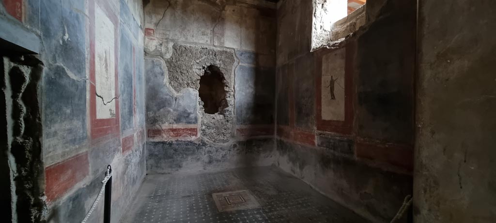 I.6.15 Pompeii. December 2023. Room 12, looking north into triclinium from doorway. Photo courtesy of Miriam Colomer.