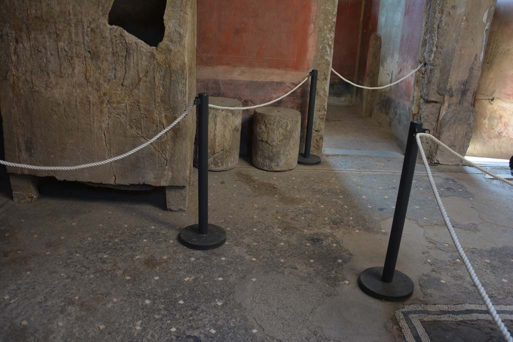 I.6.15 Pompeii. March 2019. Room 4, lower south wall and flooring in south-east corner.
Foto Annette Haug, ERC Grant 681269 DÉCOR

