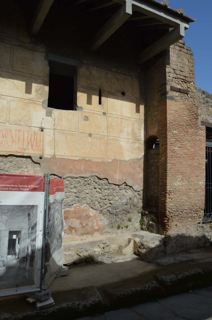 I.6.15 Pompeii. March 2018. Looking towards east side of entrance doorway.
Foto Taylor Lauritsen, ERC Grant 681269 DÉCOR.

