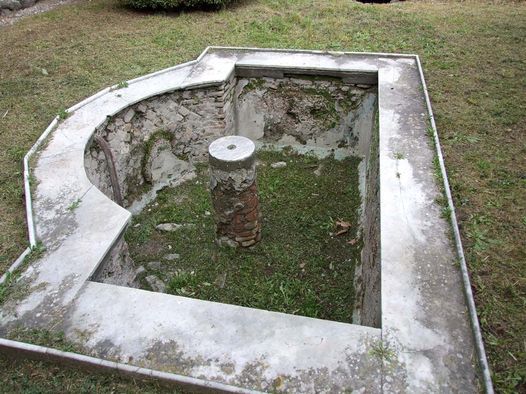 I.7.1 Pompeii. December 2006. Marble fountain in pool, looking east.