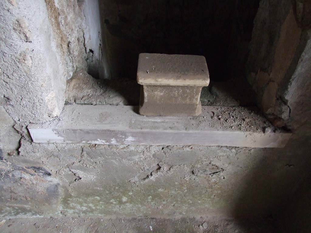 I.7.7 Pompeii. December 2006. Altar in cubiculum.