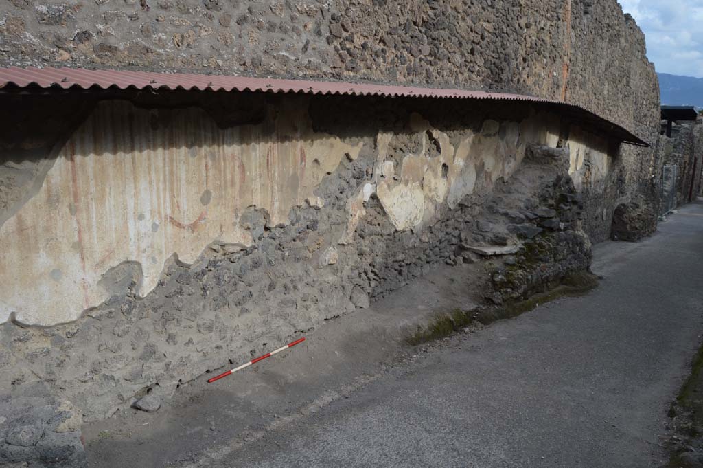 I.8.1, on left, Pompeii. October 2018. Looking south along street altar on east side of Vicolo dell’Efebo.
Foto Taylor Lauritsen, ERC Grant 681269 DÉCOR.

