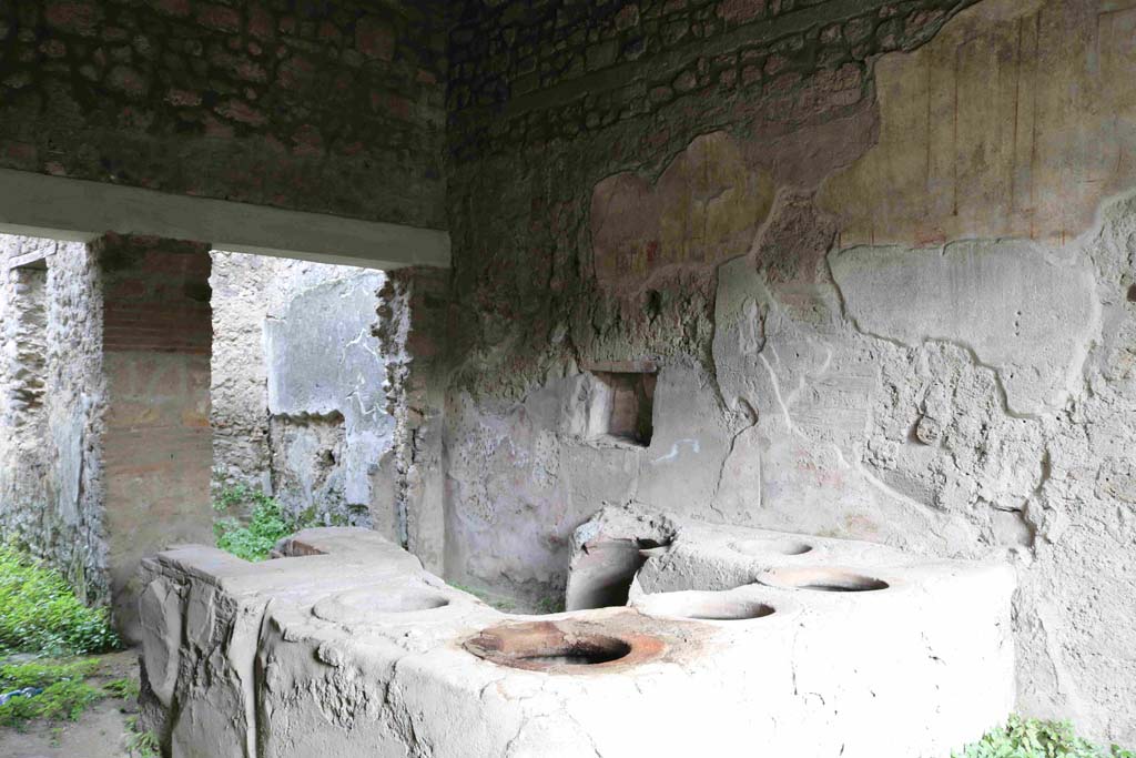 I.8.15 Pompeii. December 2018. Looking across to rear rooms and east wall of shop-room, on right. Photo courtesy of Aude Durand.