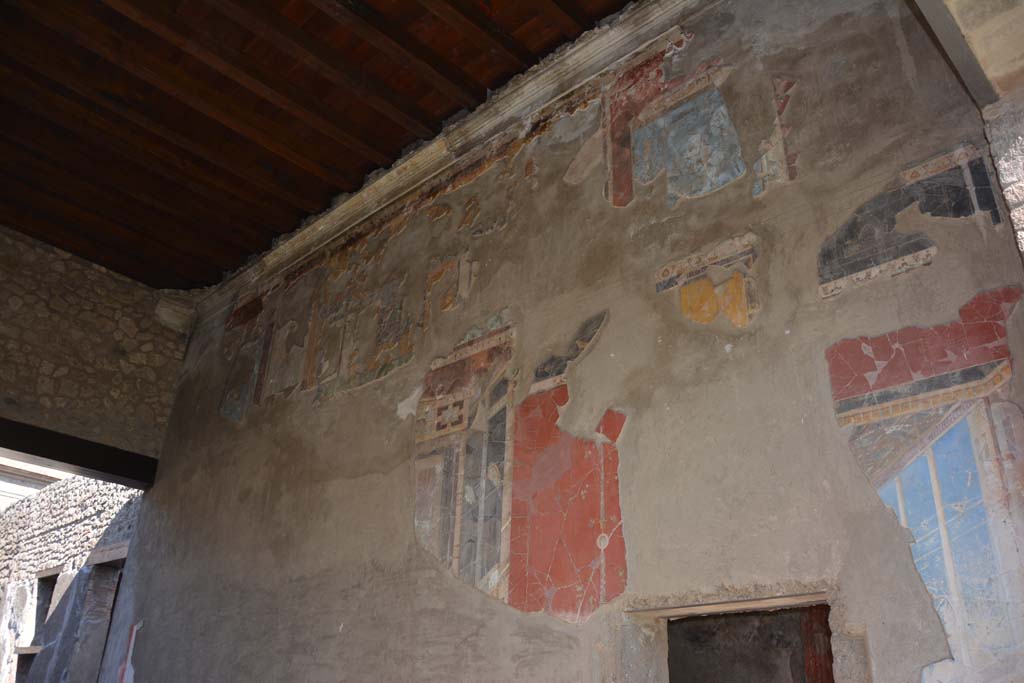 I.9.1 Pompeii. October 2019. Room 7, looking north along east wall of tablinum, with doorway into triclinium 8, lower right.
Foto Annette Haug, ERC Grant 681269 DÉCOR.



