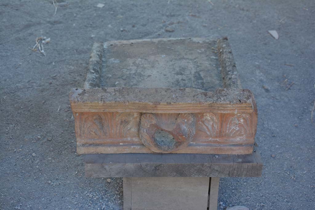 I.9.1 Pompeii. October 2019. Room 2, terracotta grondaia or waterspout.
Foto Annette Haug, ERC Grant 681269 DCOR.
