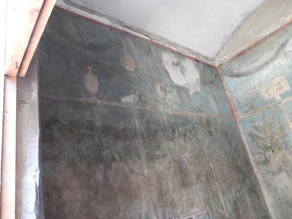 I.9.5 Pompeii. May 2016. Room 5, upper north wall. Photo courtesy of Buzz Ferebee.
