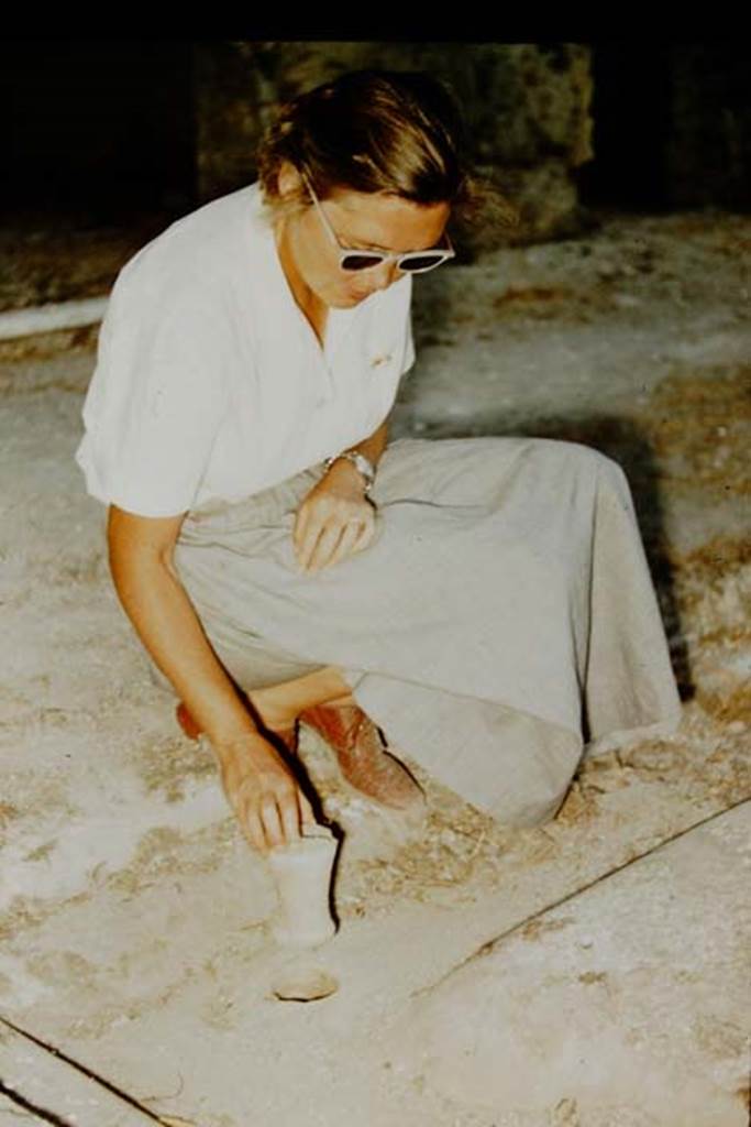 I.9.5 Pompeii. 1957. Wilhelmina Jashemski with plaster-cast.  Photo by Stanley A. Jashemski.
Source: The Wilhelmina and Stanley A. Jashemski archive in the University of Maryland Library, Special Collections (See collection page) and made available under the Creative Commons Attribution-Non Commercial License v.4. See Licence and use details.
J57f0478

