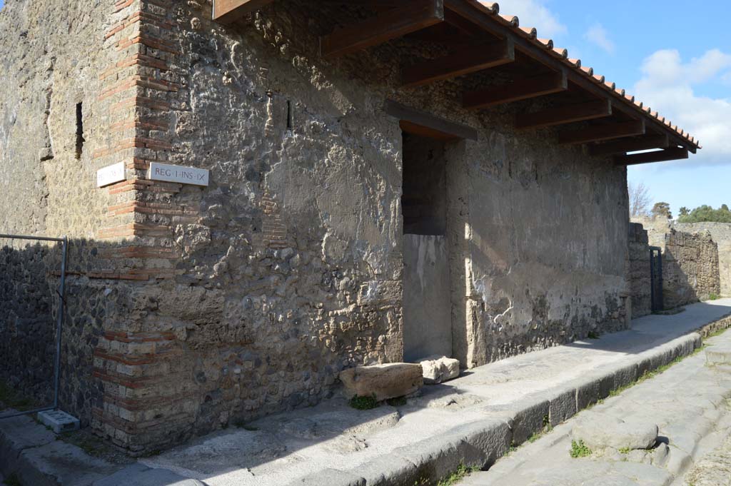 I.9.13 Pompeii. March 2019. Looking north-east on Via di Castricio towards entrance doorway.
Foto Taylor Lauritsen, ERC Grant 681269 DCOR.
