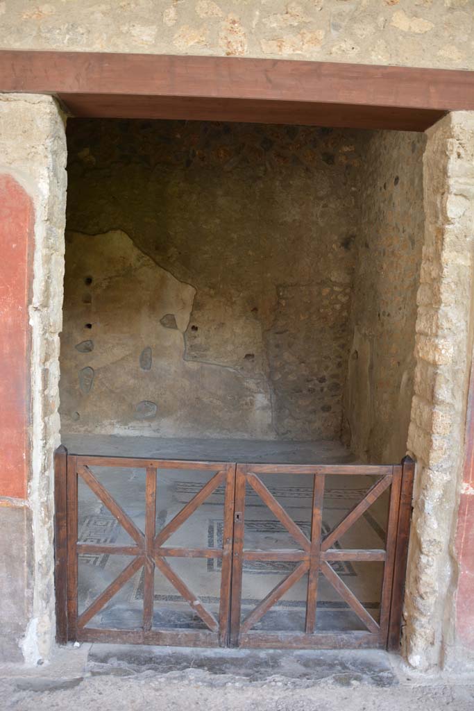 I.10.4 Pompeii. September 2019. Room 21, looking south through entrance doorway.
Foto Annette Haug, ERC Grant 681269 DÉCOR.
