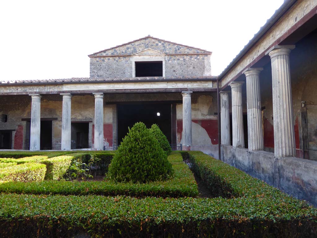 I.10.4 Pompeii. September 2017. Looking east along south side of peristyle garden, with painted garden pluteus, on right.
Foto Annette Haug, ERC Grant 681269 DÉCOR.
