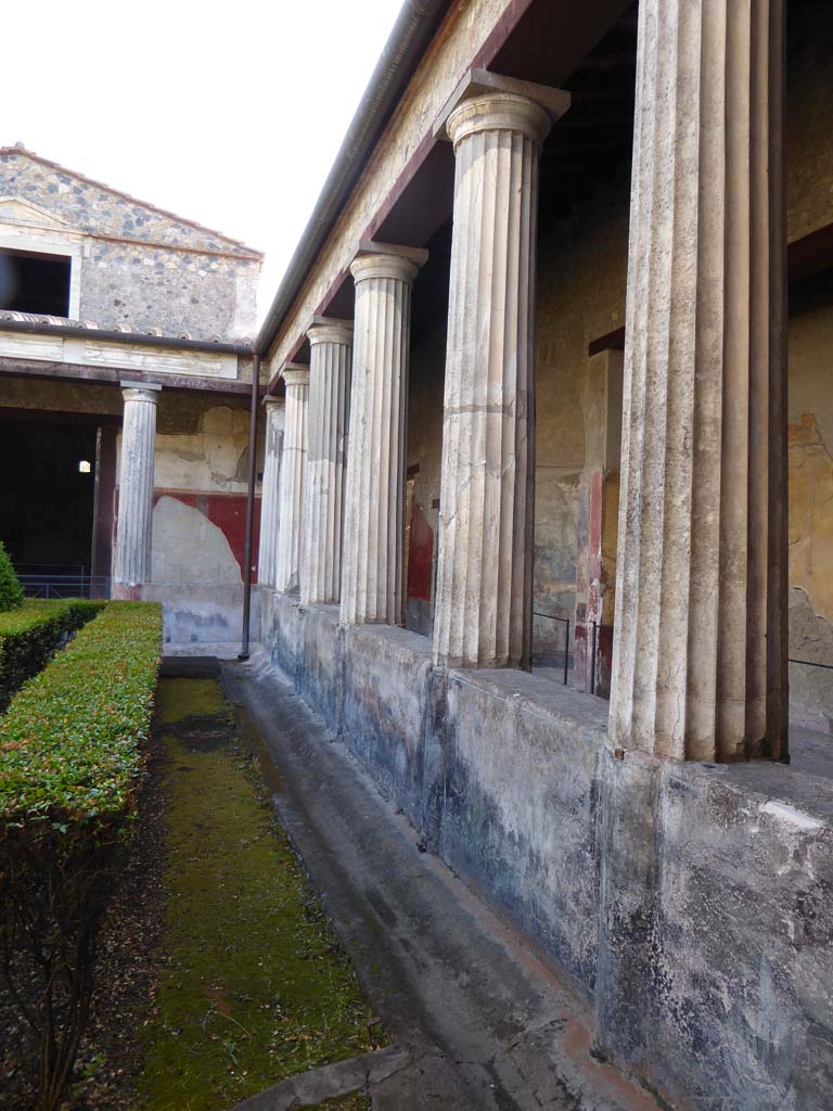 I.10.4 Pompeii. September 2017. Looking east along south side, with painted garden pluteus.
Foto Annette Haug, ERC Grant 681269 DÉCOR.
