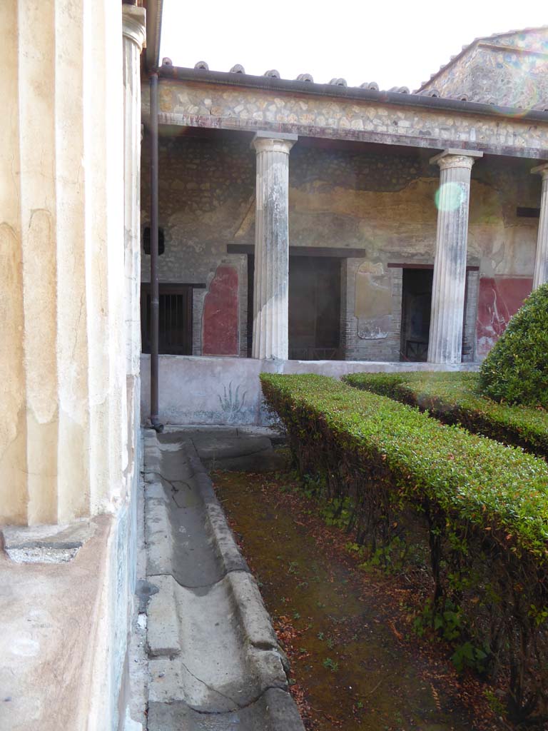 I.10.4 Pompeii. September 2017. Looking east along north side of peristyle garden.
Foto Annette Haug, ERC Grant 681269 DÉCOR.
