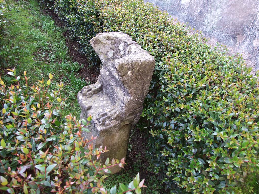 I.10.4 Pompeii. December 2006. Ornamental sundial in garden of peristyle.