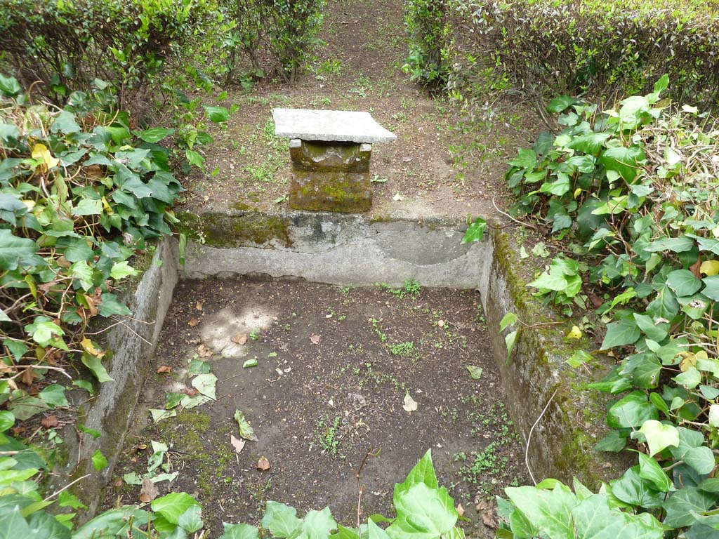 I.10.4 Pompeii. May 2010. Pool in peristyle garden, with a sundial.