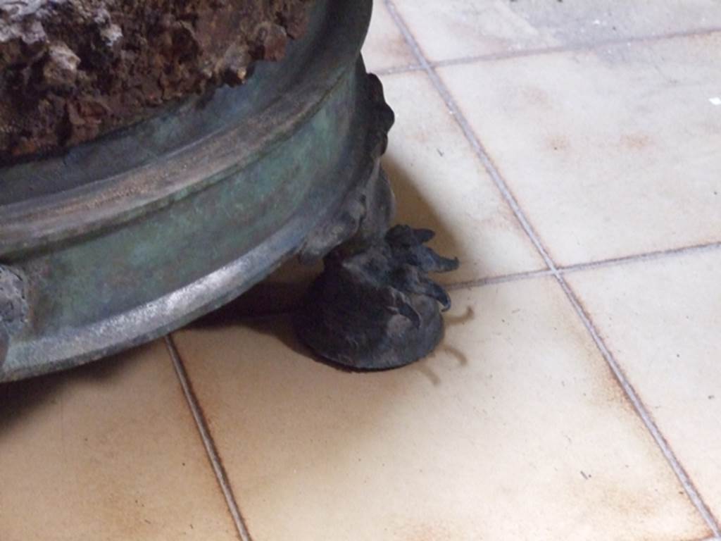 I.10.11 Pompeii.  March 2009.  Circular decorated brazier.   SAP inventory number 20314.  The brazier has three supporting feet in the form of a feline foot with the claws extended.