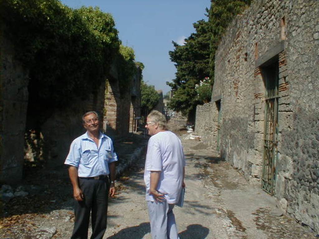 I.10.11 Pompeii.  September 2004.  Roadway outside the House of the Lovers looking north.