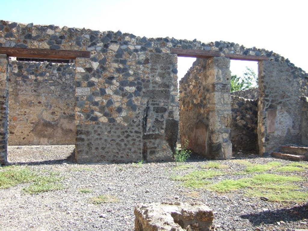 I.11.15 Pompeii. September 2005. Atrium, looking east towards doorway to room 5, corridor room 6 and room 7.

