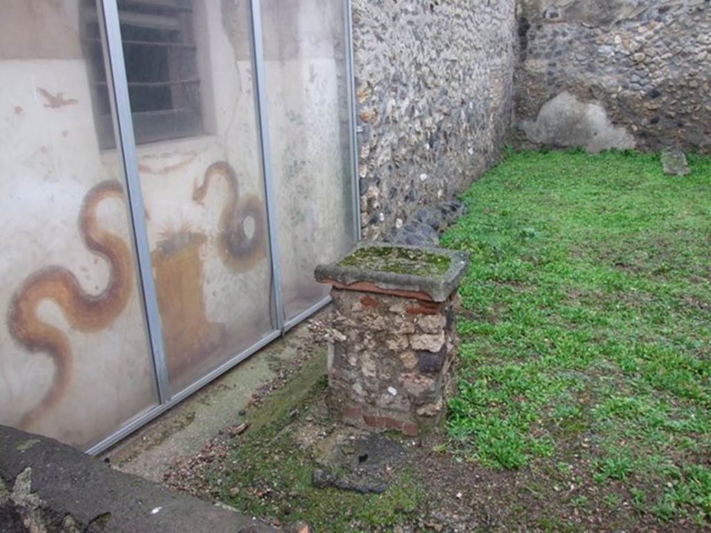 I.11.15 Pompeii. December 2007. Room 10, garden area. Four sided altar in front of painted lararium.
