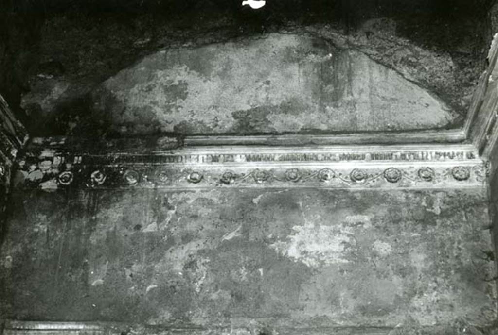 I.15.3 Pompeii. 1972. Room 6. House of Ship Europa, W cubiculum, back N wall, details of rosettes.  Photo courtesy of Anne Laidlaw.
American Academy in Rome, Photographic Archive. Laidlaw collection _P_72_17_18.
