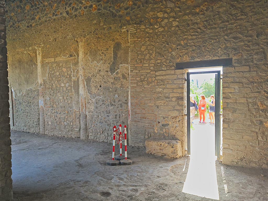 I.15.3 Pompeii. May 2015. Information card on doorway leading to room 14, garden area. Photo courtesy of Buzz Ferebee.
