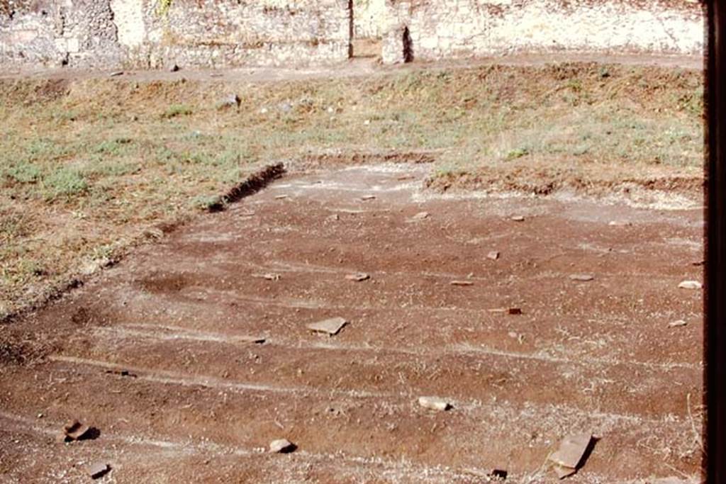 I.15.3 Pompeii. 1972. Looking west. Photo by Stanley A. Jashemski. 
Source: The Wilhelmina and Stanley A. Jashemski archive in the University of Maryland Library, Special Collections (See collection page) and made available under the Creative Commons Attribution-Non Commercial License v.4. See Licence and use details. J72f0245
