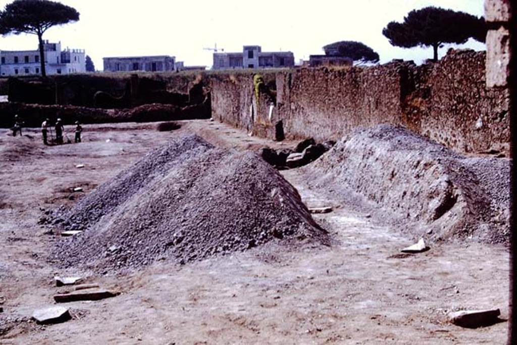 .15.3 Pompeii. 1972. Looking south along west side. Photo by Stanley A. Jashemski. 
Source: The Wilhelmina and Stanley A. Jashemski archive in the University of Maryland Library, Special Collections (See collection page) and made available under the Creative Commons Attribution-Non Commercial License v.4. See Licence and use details. J72f0633
