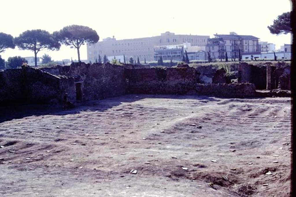 I.15.3 Pompeii. 1972. Looking towards south-east corner. Photo by Stanley A. Jashemski. 
Source: The Wilhelmina and Stanley A. Jashemski archive in the University of Maryland Library, Special Collections (See collection page) and made available under the Creative Commons Attribution-Non Commercial License v.4. See Licence and use details. J72f0671
