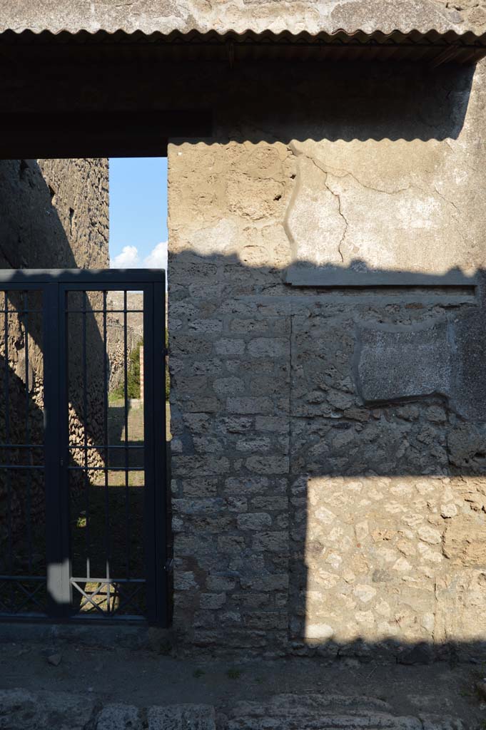 II.1.12 Pompeii, October 2017. Wall on south side of entrance doorway.
Foto Taylor Lauritsen, ERC Grant 681269 DCOR.

