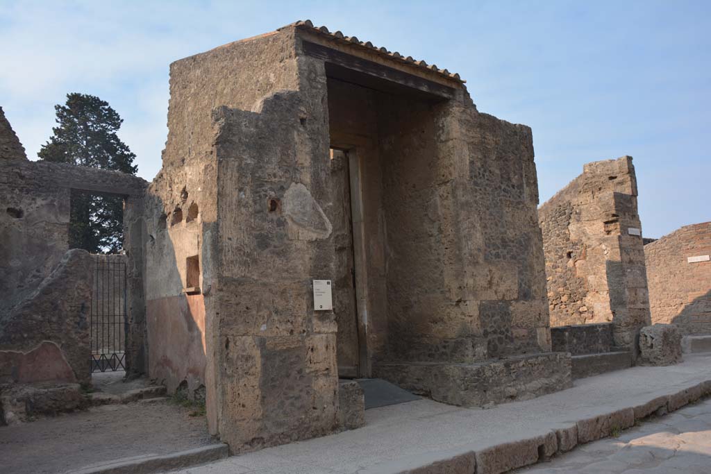 II.2.2 Pompeii. July 2017. Looking south-west from Via dellAbbondanza, towards entrance, in centre.
Foto Annette Haug, ERC Grant 681269 DCOR.
