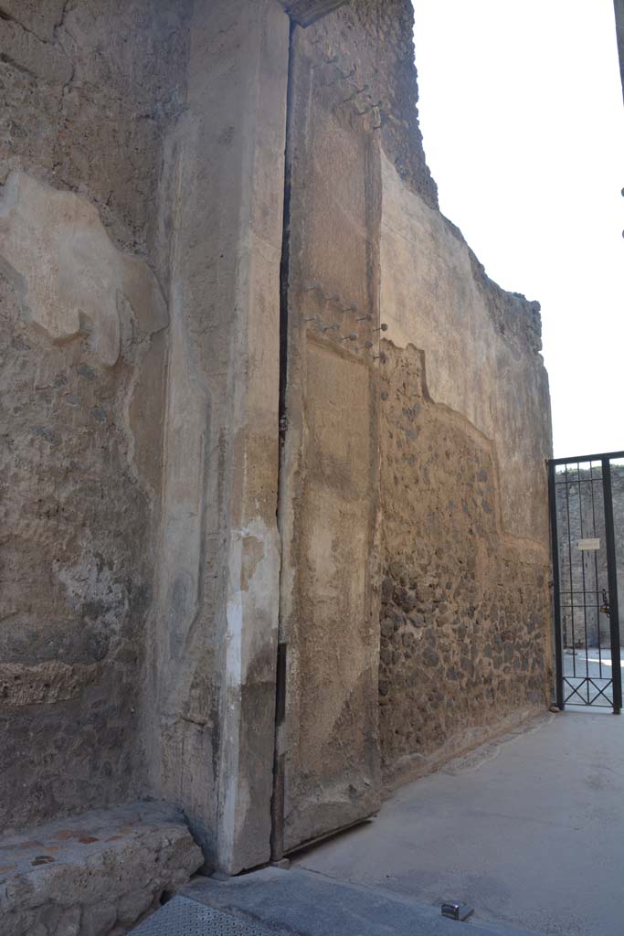 II.2.2 Pompeii. December 2007. Looking through fauces/corridor 1 towards atrium 2.