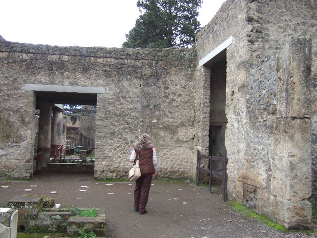 II.2.2 Pompeii. December 2005. Room 2, south-west side of atrium.  
Doorway to room “b”, on right, and entrance to pseudoperistyle “g” and garden area, on left.
