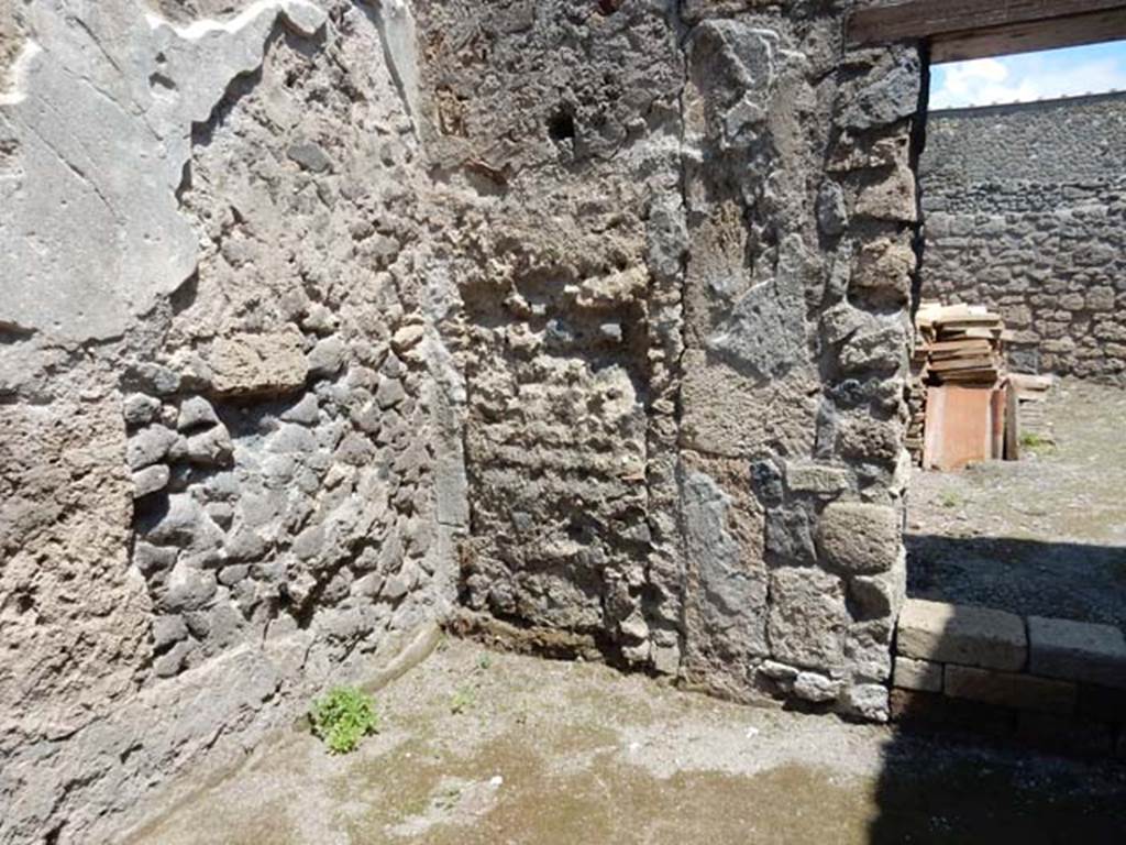 II.2.2 Pompeii. May 2016. Room 5, north-east corner. Photo courtesy of Buzz Ferebee.