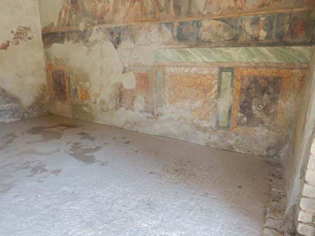 II.2.2 Pompeii. May 2016. Room “h”, marble style zoccolo or lower part of east wall.
Photo courtesy of Buzz Ferebee.

