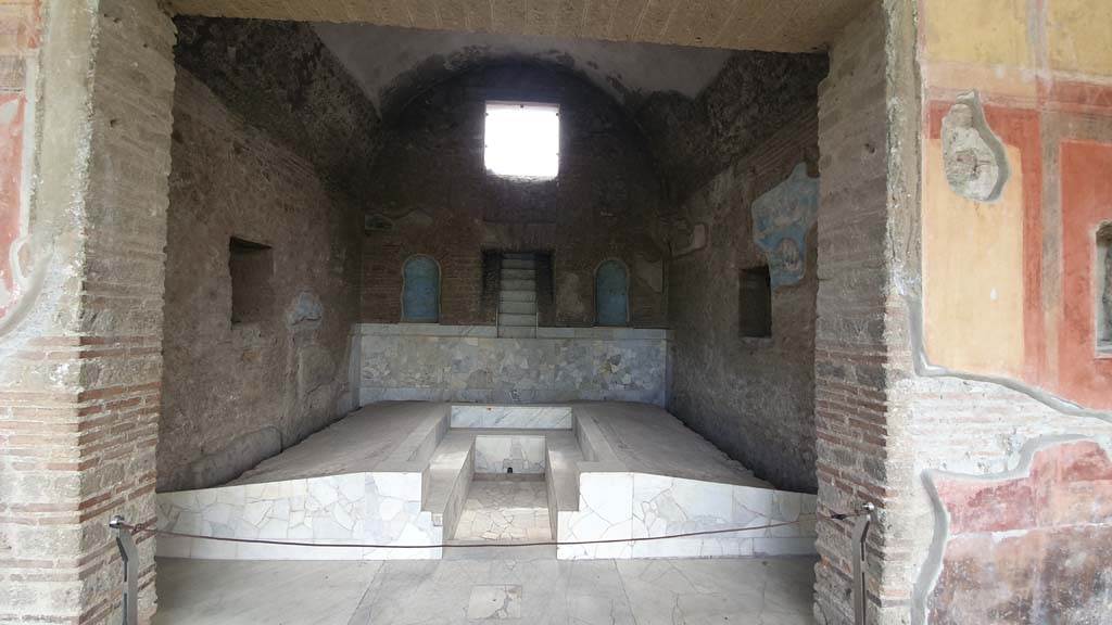 II.4.6. Pompeii. August 2021. Looking west from portico into summer triclinium.
Foto Annette Haug, ERC Grant 681269 DÉCOR.

